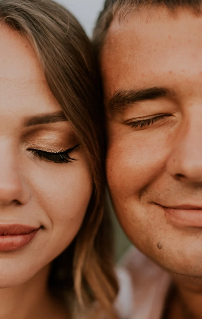 Couple fermant les yeux et souriant