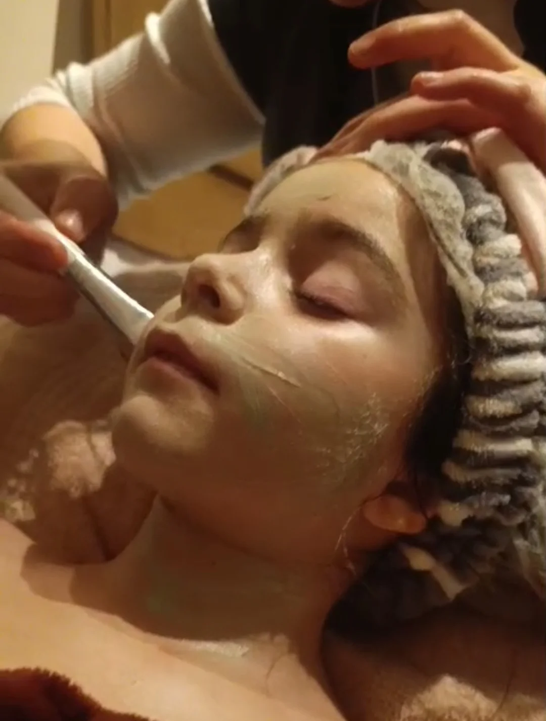 soins du visage sur une jeune fille